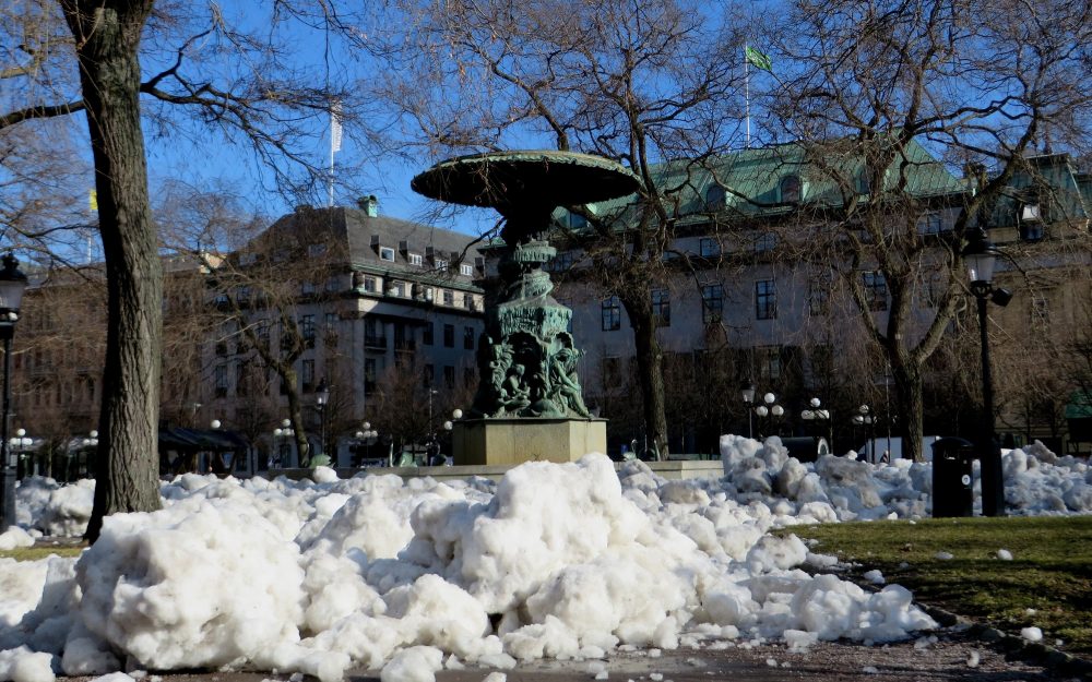 La nieve del invierno aún se acumula en la Plaza Kungsträbdaren