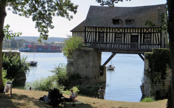 En la ruta hay muchas excusas para detenrse como en este viejo molino junto al río sena en Vernon (Francia 2016)