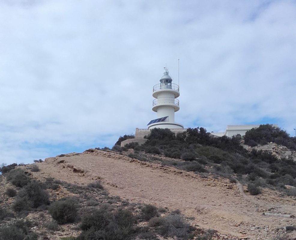 En el extremo del Cabo de las Huertas está el faro (Alicante, 2016)