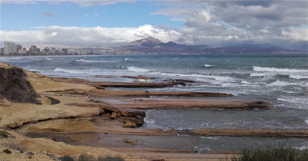 Las vistas de la playa de Muchavista y las sierras cercanas desde el cabo (Alicante, 2016)